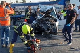 Tarsus'ta hafif ticari araçla tırın çarpışması: 2 ölü, 1 yaralı 1 Tarsus'ta hafif ticari araçla tırın çarpışması: 2 ölü, 1 yaralı