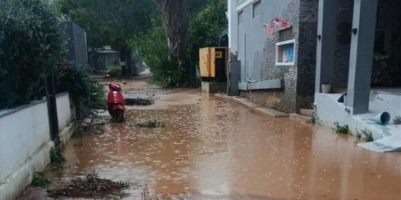 Mersin'de şiddetli yağış ev ve iş yerlerini etkiledi