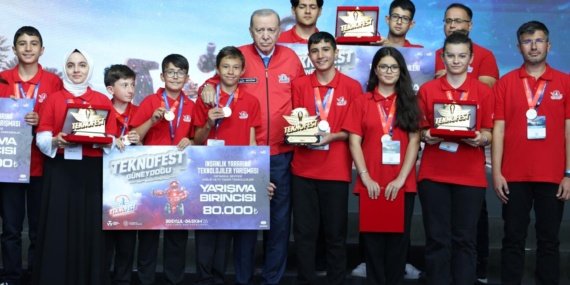 Çorumlu Gençler, TEKNOFEST'teki Zaferinin Ödülünü Erdoğan'dan Aldı