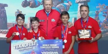 Çorumlu Gençler, Türkiye Birinciliğini Erdoğan'dan Teslim Aldı