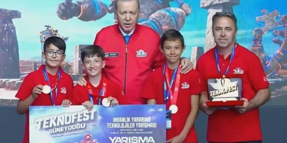 Çorumlu Gençler, Türkiye Birinciliğini Erdoğan'dan Teslim Aldı