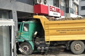 Pendik'te kontrolden çıkan kamyon eczaneye girdi, 7 kişi yaralandı