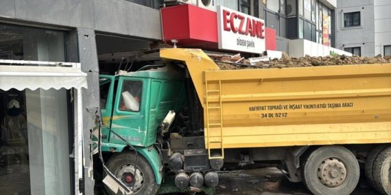 Pendik'te kontrolden çıkan kamyon eczaneye girdi, 7 kişi yaralandı