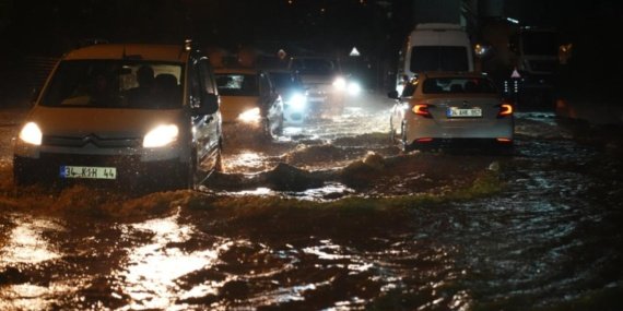 İstanbul'da sağanak: Yollar göle döndü, trafik durma noktasına geldi
