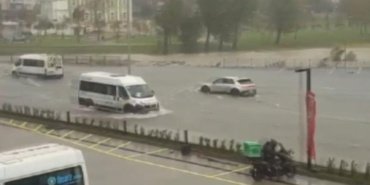 İstanbul'u vuran sağanak felakete yol açtı: Yollar göle dönüp trafik kilitlendi
