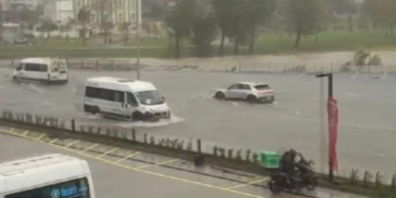 İstanbul'u vuran sağanak felakete yol açtı: Yollar göle dönüp trafik kilitlendi