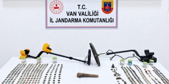 Çaldıran'da Roma Dönemine Ait 529 Altın Sikkede Saklı Kaçakçılık Ağı Çökertildi