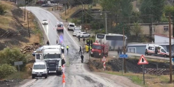 Şırnak'ta yolcu otobüsü ile tır çarpıştı: 1 ölü, 14 yaralı
