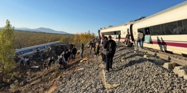 İspanya'da hızlı trenler çarpıştı: Ölü ve yaralılar var 16 İspanya'da hızlı trenler çarpıştı: Ölü ve yaralılar var