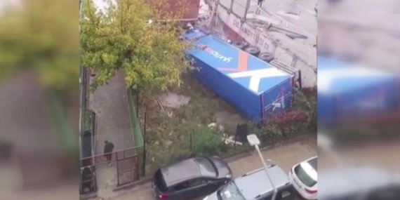 Sultangazi'de Tırın Karşı Şeride Geçip Devrilmesi Sonucu İki Araç Hasar Gördü 9 Sultangazi'de Tırın Karşı Şeride Geçip Devrilmesi Sonucu İki Araç Hasar Gördü