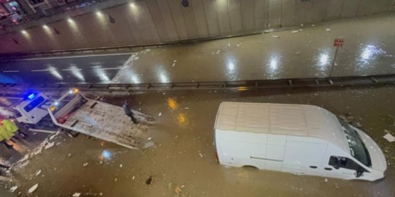 İstanbul'u su bastı: Tüneller göle döndü, eğitime bir gün ara
