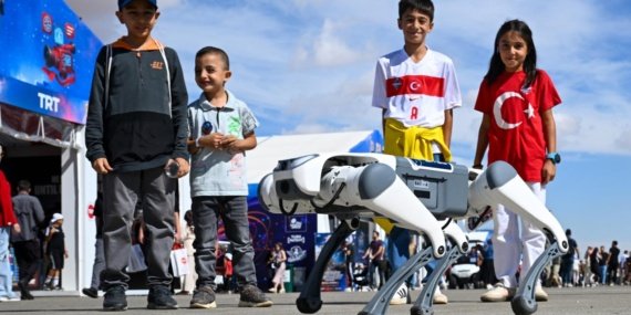 TEKNOFEST'in yeni yıldızı "isot" hem mayın tarıyor hem halay çekiyor