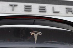 Tesla, havada manevra yapabilen yeni Roadster modelini gözler önüne serdi