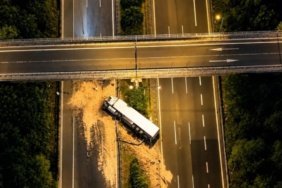 Düzce'de Parfüm Taşıyan Tırın Devrilmesi Sonrası Trafik Tedbiri 2 Düzce'de Parfüm Taşıyan Tırın Devrilmesi Sonrası Trafik Tedbiri