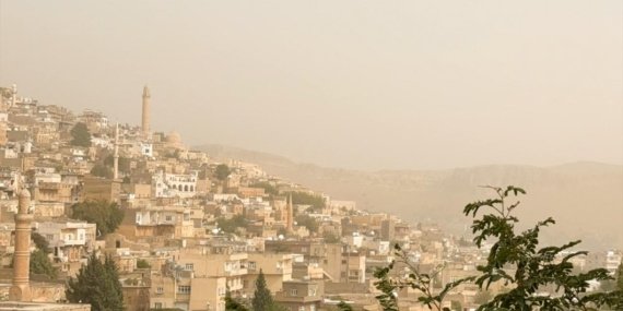 Mardin ve Şanlıurfa'da toz taşınımı etkili oldu