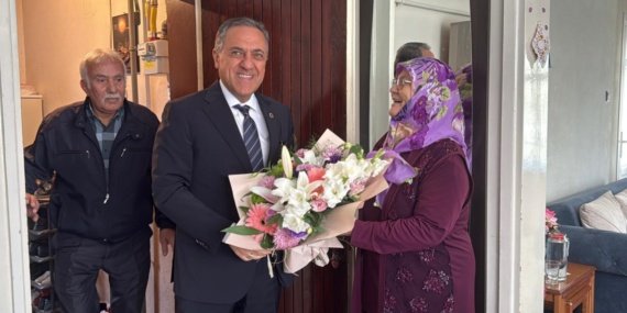Yalova Valisi Usta, Bastonuyla Mazgalı Temizleyen Remziye Teyzeyi Evinde Ziyaret Etti