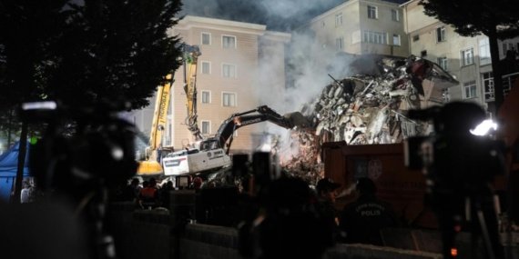 Maltepe'deki 7 katlı binanın enkazında 3 kişi için kontrollü yıkım başladı