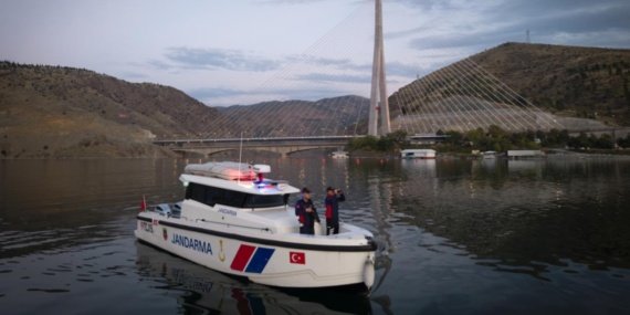 Karakaya Barajı'nda 7/24 Devriye Görevi: Jandarmanın Yüzen Karakolu 8 Karakaya Barajı'nda 7/24 Devriye Görevi: Jandarmanın Yüzen Karakolu